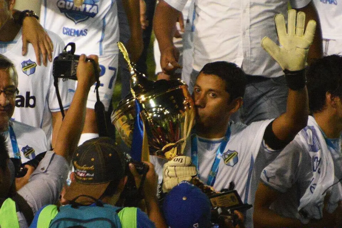 Paredes levanta la copa del pentacampeonato crema. Foto: Facebook