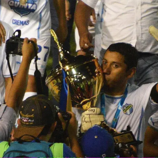 Paredes levanta la copa del pentacampeonato crema. Foto: Facebook