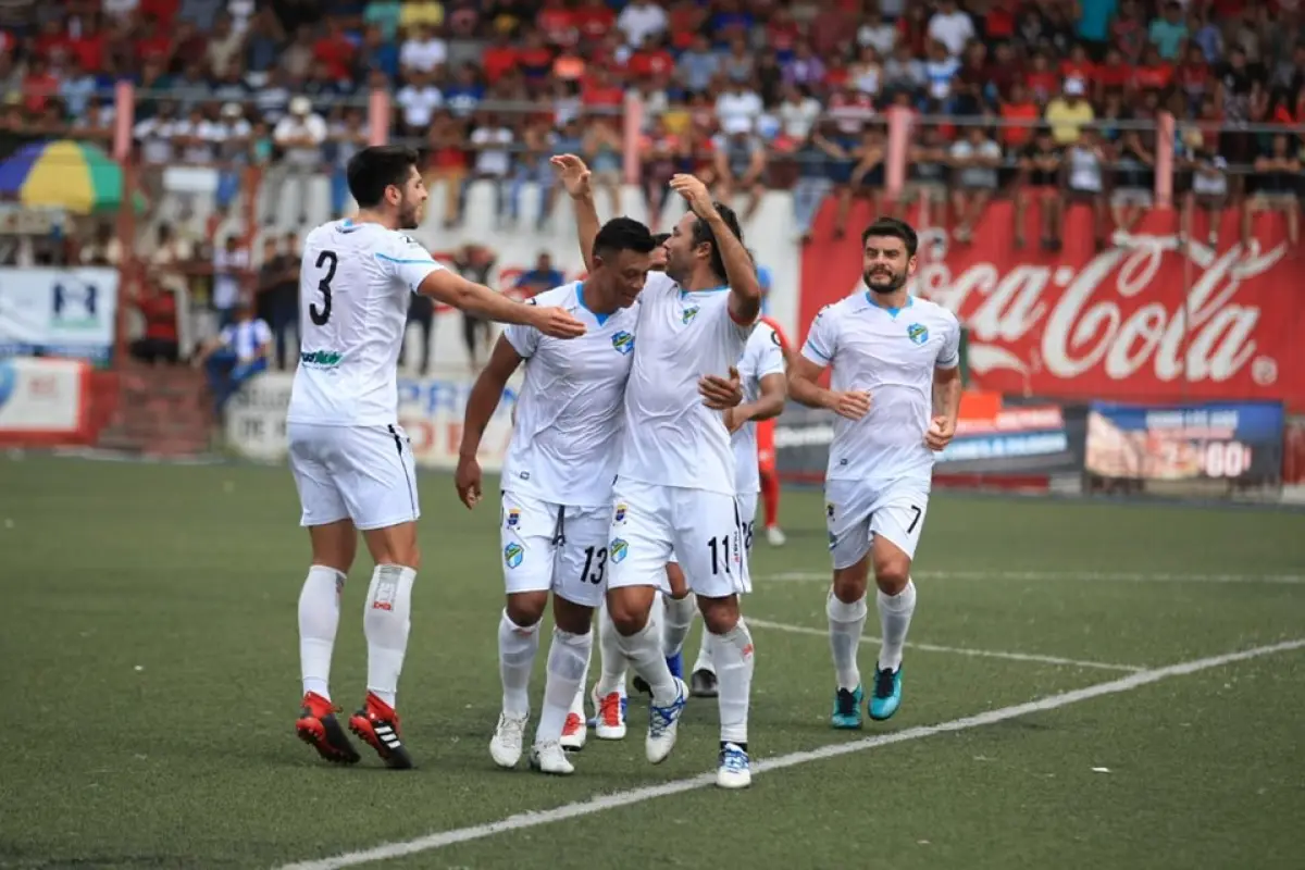 Agustín Herrera celebra con sus compañeros uno de sus tantos ante Malacateco. Foto: Comunicaciones prensa