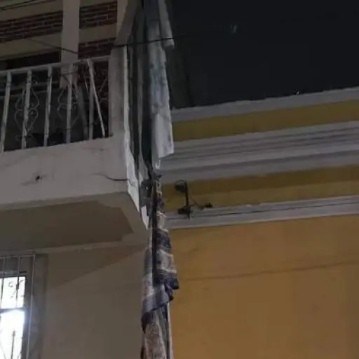 Muere tras intentar bajar de tercer nivel con sabanas