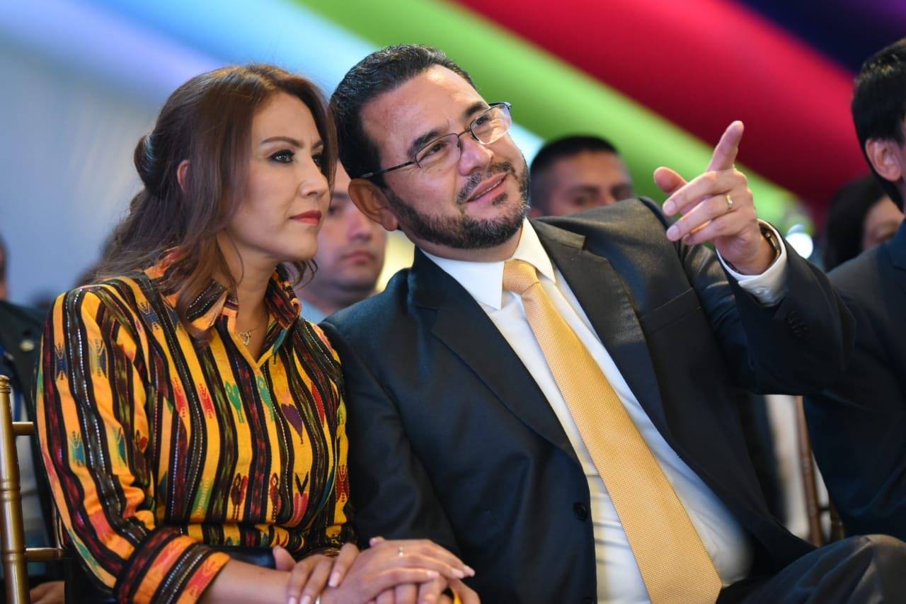 jimmy-morales-patricia-de-morales-atuendos-elegantes-emisoras-unidas-7 | 