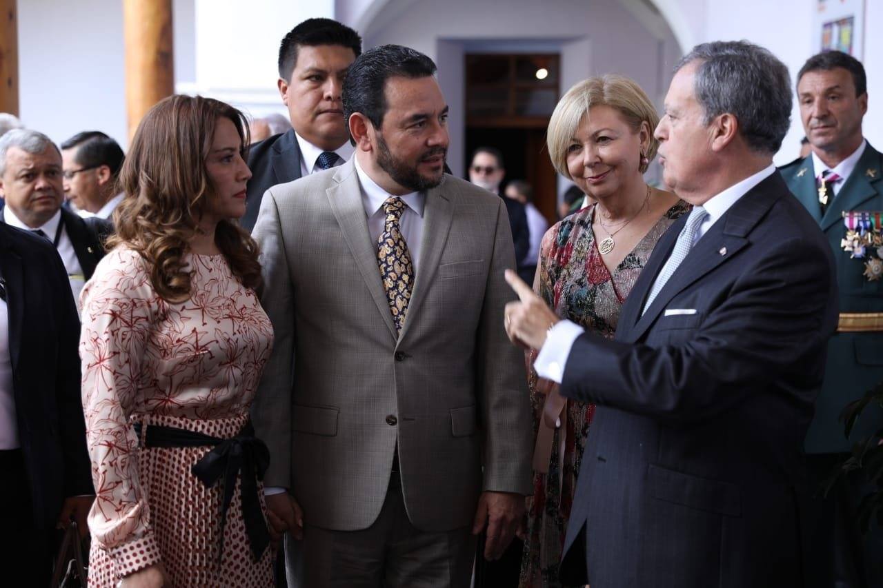 jimmy-morales-patricia-de-morales-atuendos-elegantes-emisoras-unidas-6 | 