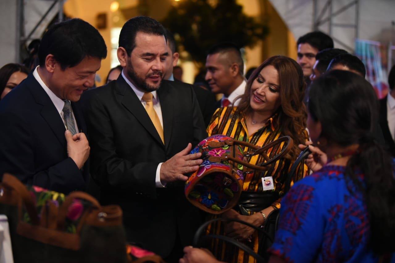 jimmy-morales-patricia-de-morales-atuendos-elegantes-emisoras-unidas-2 | 