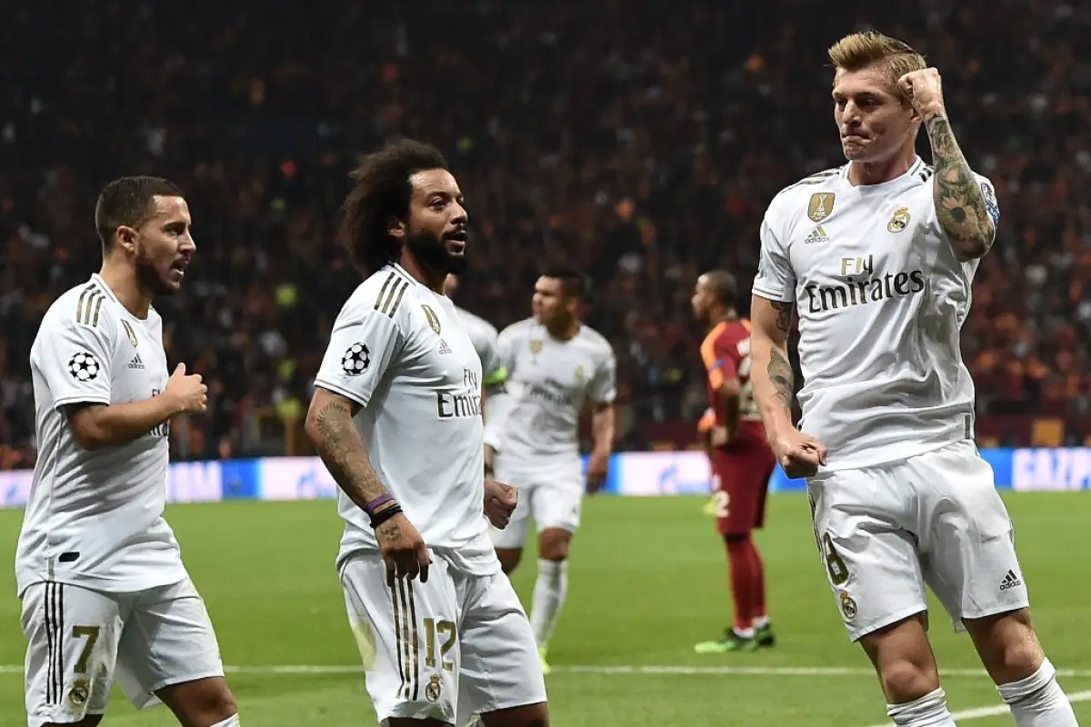 Real Madrid's German midfielder Toni Kroos (R) celebrates after scoring a goal during the UEFA Champions League group A football match between Galatasaray and Real Madrid on October 22, 2019 at the Ali Sami Yen Spor Kompleksi in Istanbul. (Photo by OZAN K