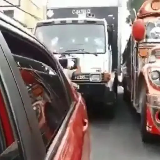 ataque de ayudante a camion ,