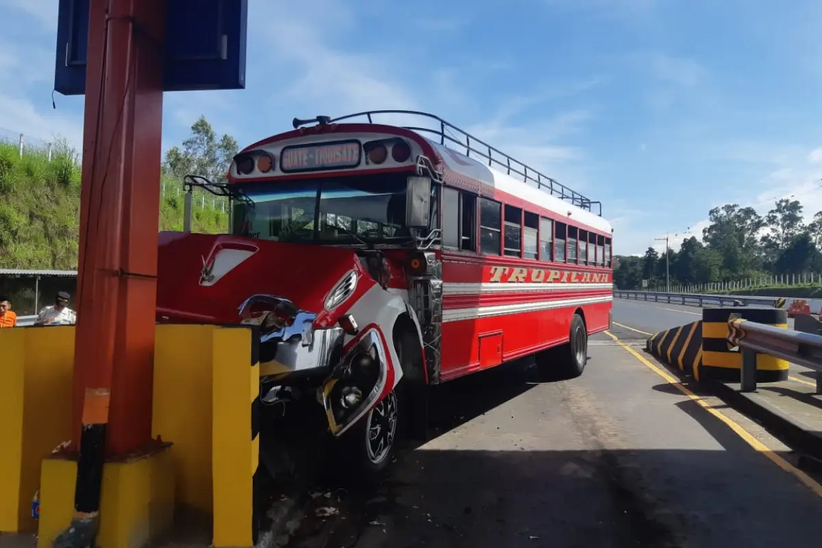 Momento en que autobus se estrella contra cisterna autopista