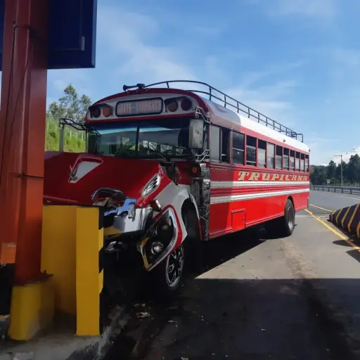 Momento en que autobus se estrella contra cisterna autopista
