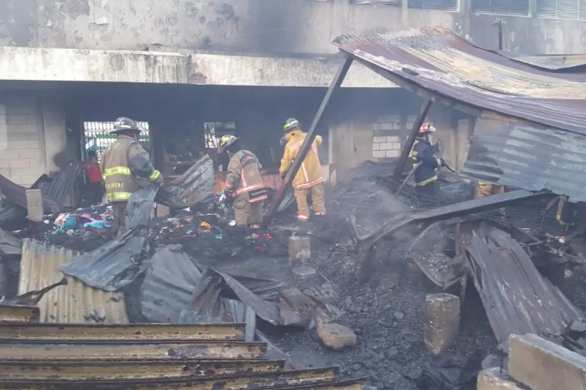 Bomberos trabajan durante incendio en Suchitepéquez.