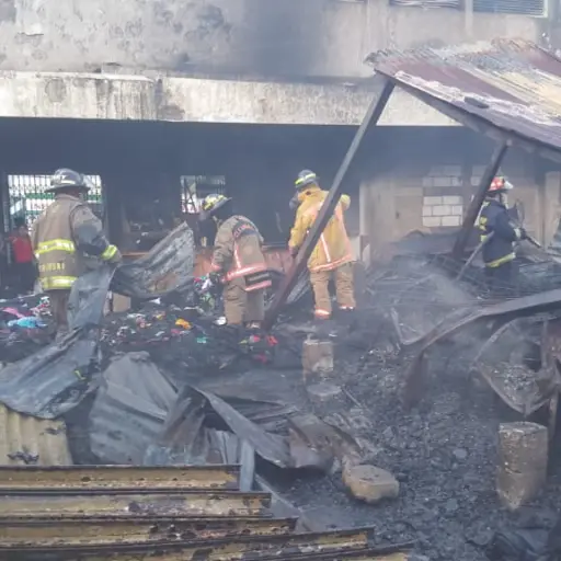 Bomberos trabajan durante incendio en Suchitepéquez.