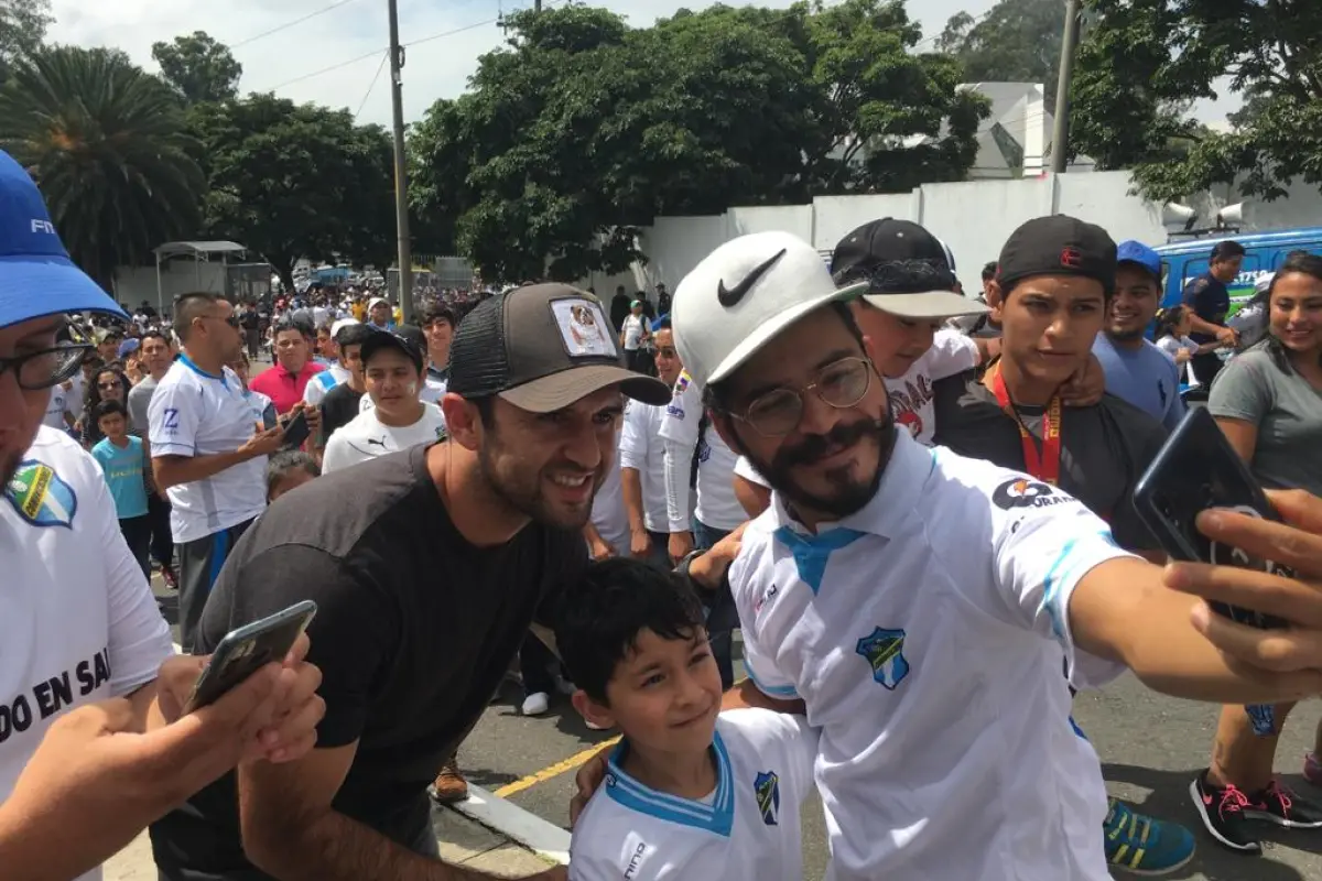 Los seguidores de Comunicaciones se toman una foto con José Manuel Contreras. Foto: Omar Solís