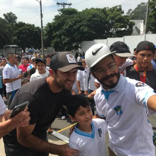 Los seguidores de Comunicaciones se toman una foto con José Manuel Contreras. Foto: Omar Solís
