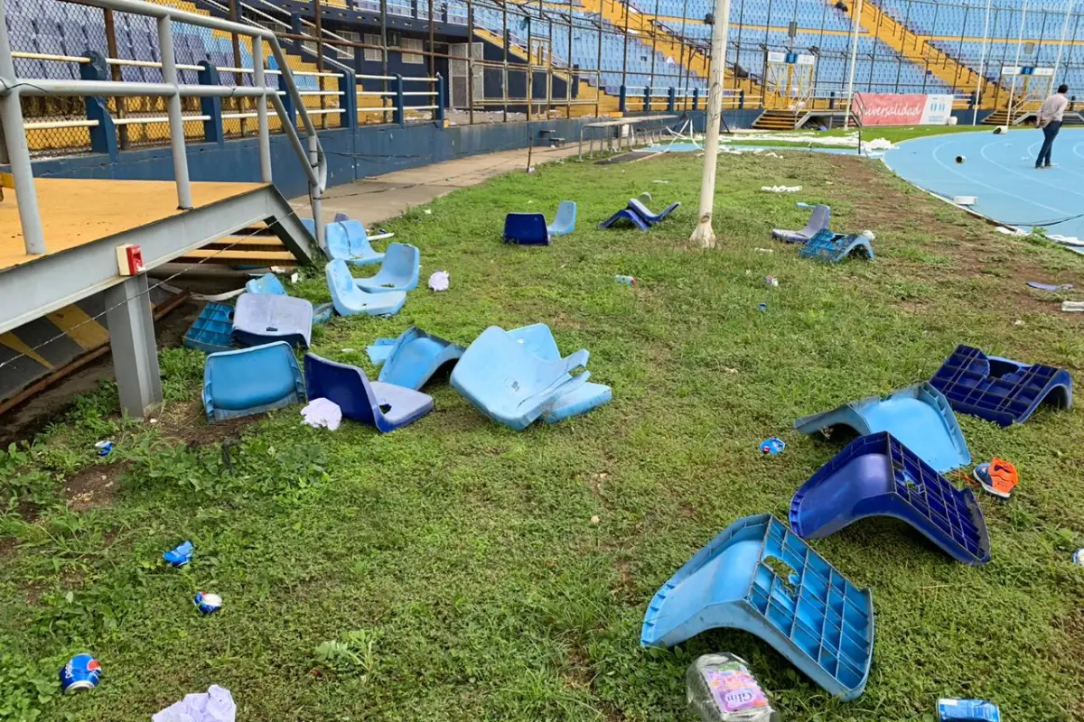 Varias butacas del estadio fueron destrozadas. Foto: Omar Solís