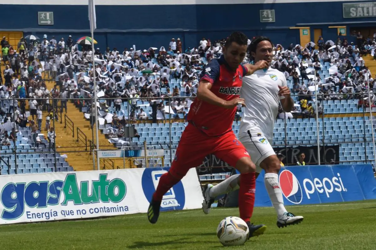 Manuel López realiza un despeje ante la mirada de AgustÍn Herrera. Foto: Omar Solís