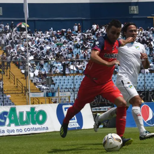 Manuel López realiza un despeje ante la mirada de AgustÍn Herrera. Foto: Omar Solís