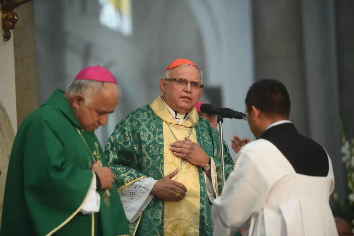 Cardenal Álvaro Ramazzini oficia misa en la Catedral Metropolitana. Foto Oliver de Ros., 