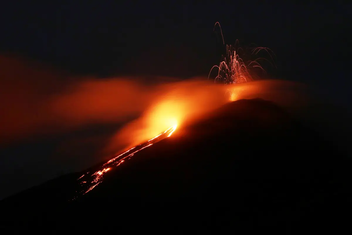 SAN VICENTE PACAYA (GUATEMALA), 03/05/2018.- El volcán de Pacaya, uno de los más activos que hay en Guatemala y que ha aumentado su actividad en los últimos días, presenta hoy jueves 3 de abril de 2018 un flujo de lava de unos 500 metros de largo. El Inst