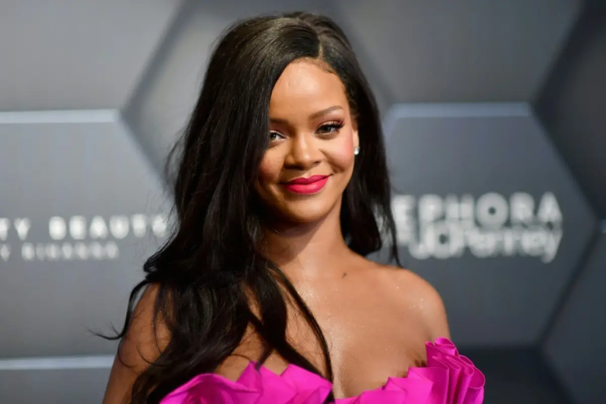 Rihanna publica candente fotografía en lencería para empoderar a mujeres curvy, 