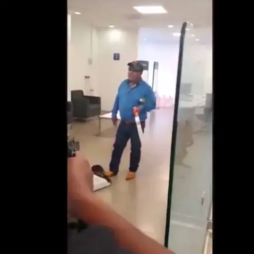 Esta personas amenazó a los cuentahabientes.