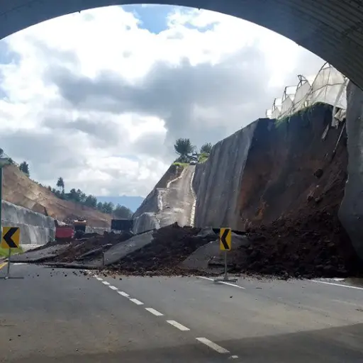 Este tramo vial registró un segundo derrumbe.