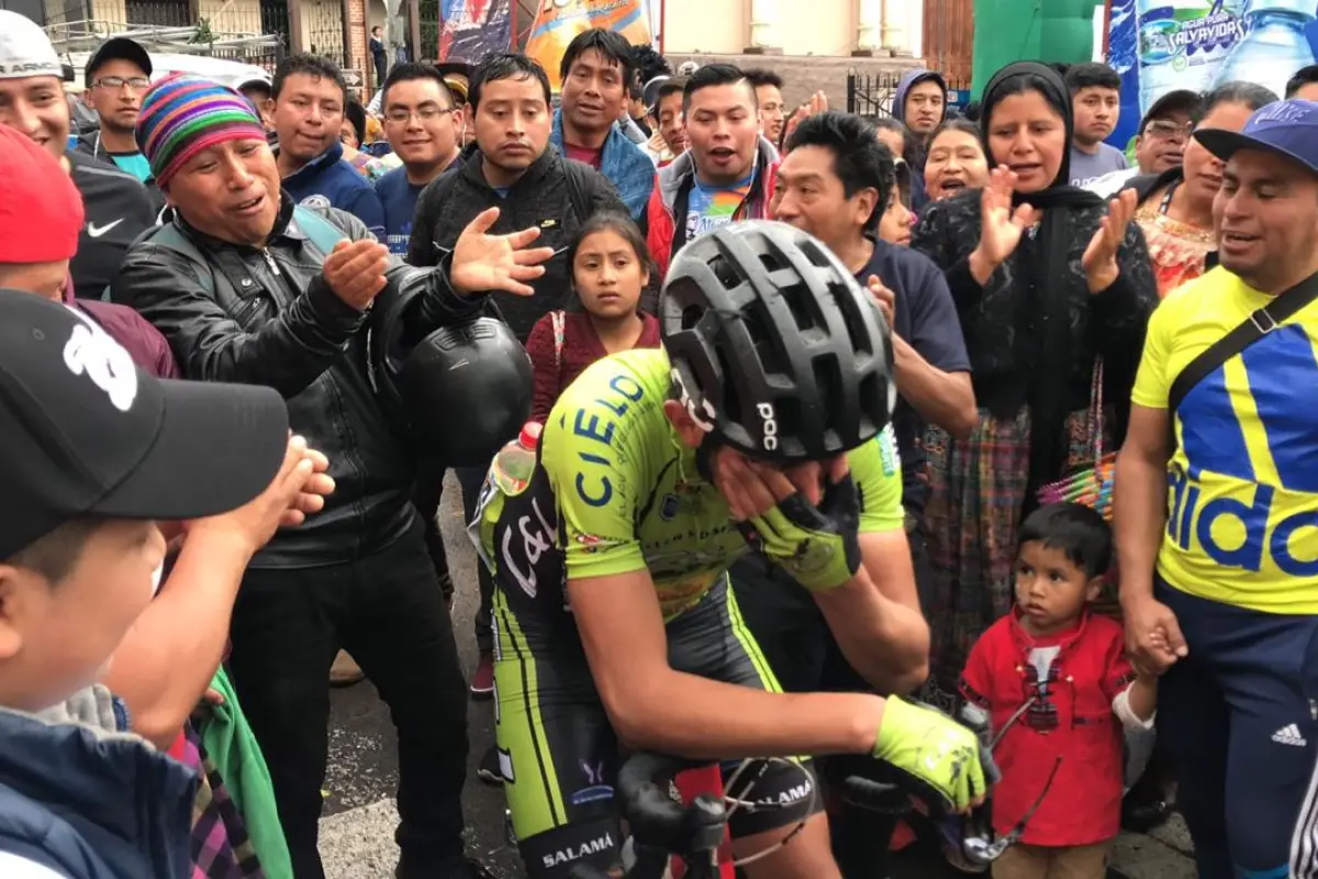 emotivo momento del ciclista en su pueblo, 