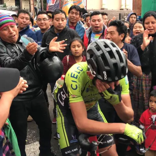 emotivo momento del ciclista en su pueblo ,