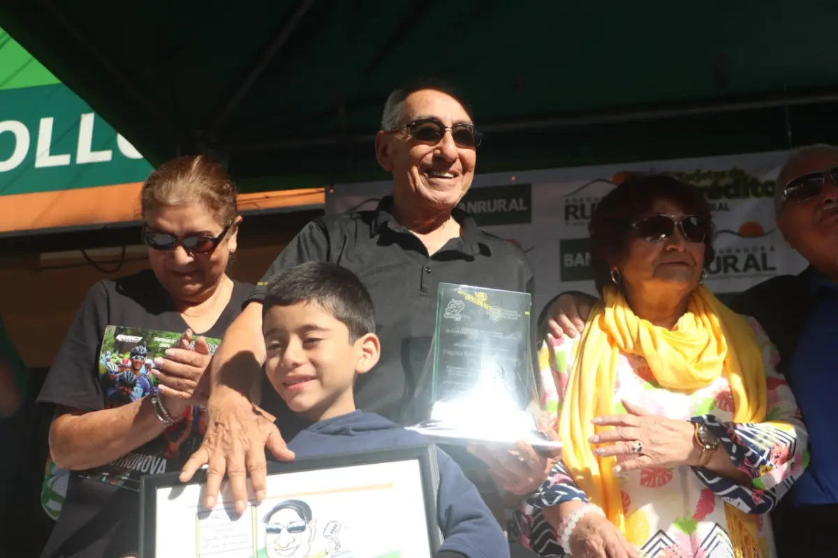 Pachique Rubén de León Homenaje en la Vuelta Ciclística, 