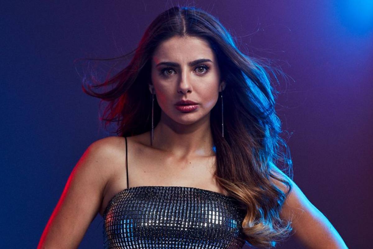 Michelle Renaud presume su figura en mini bikini y sin implantes