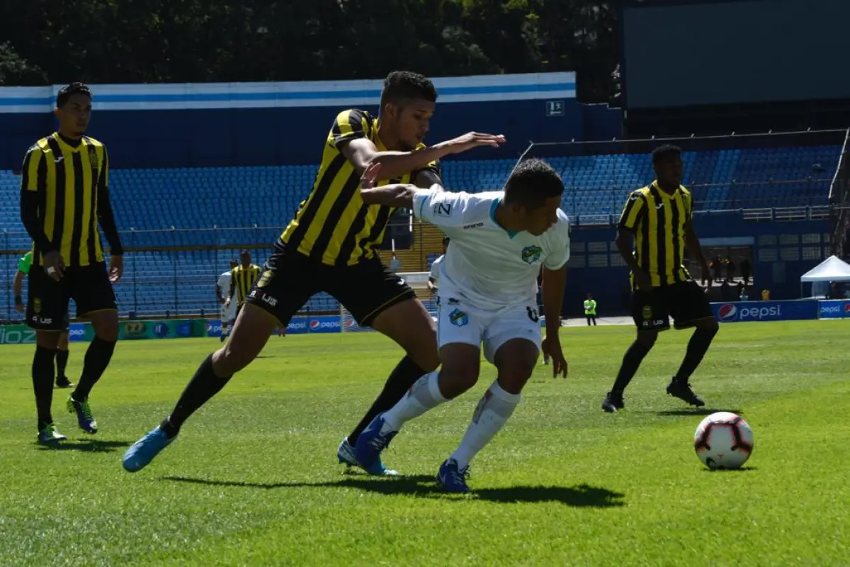 Acción del partido entre los cremas y los catedráticos. Foto: Omar Solís