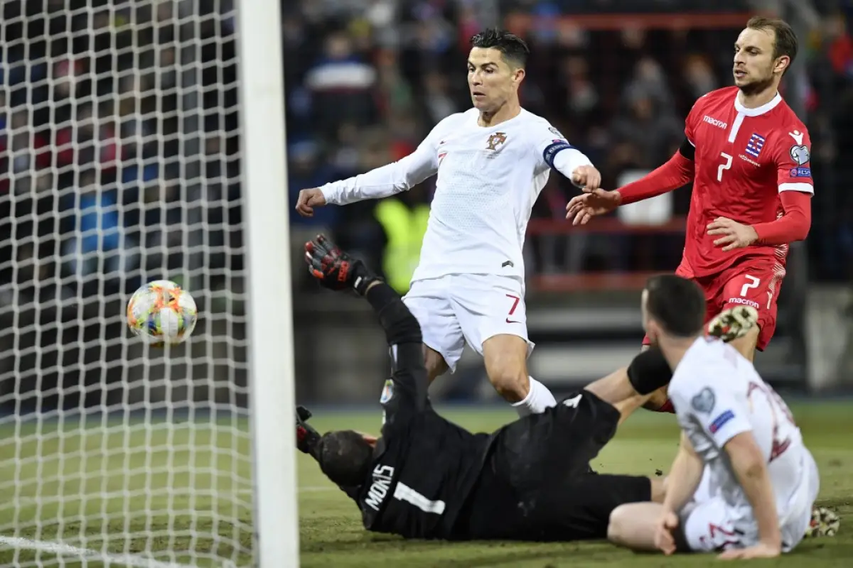 Momento en que Cristiano anota en el partido frente a Luxemburgo. Foto: AFP