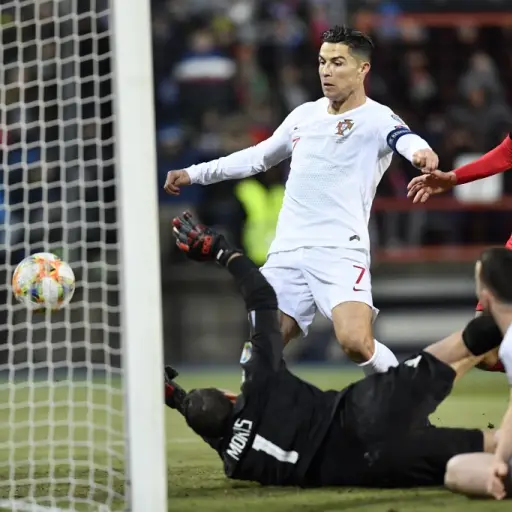 Momento en que Cristiano anota en el partido frente a Luxemburgo. Foto: AFP