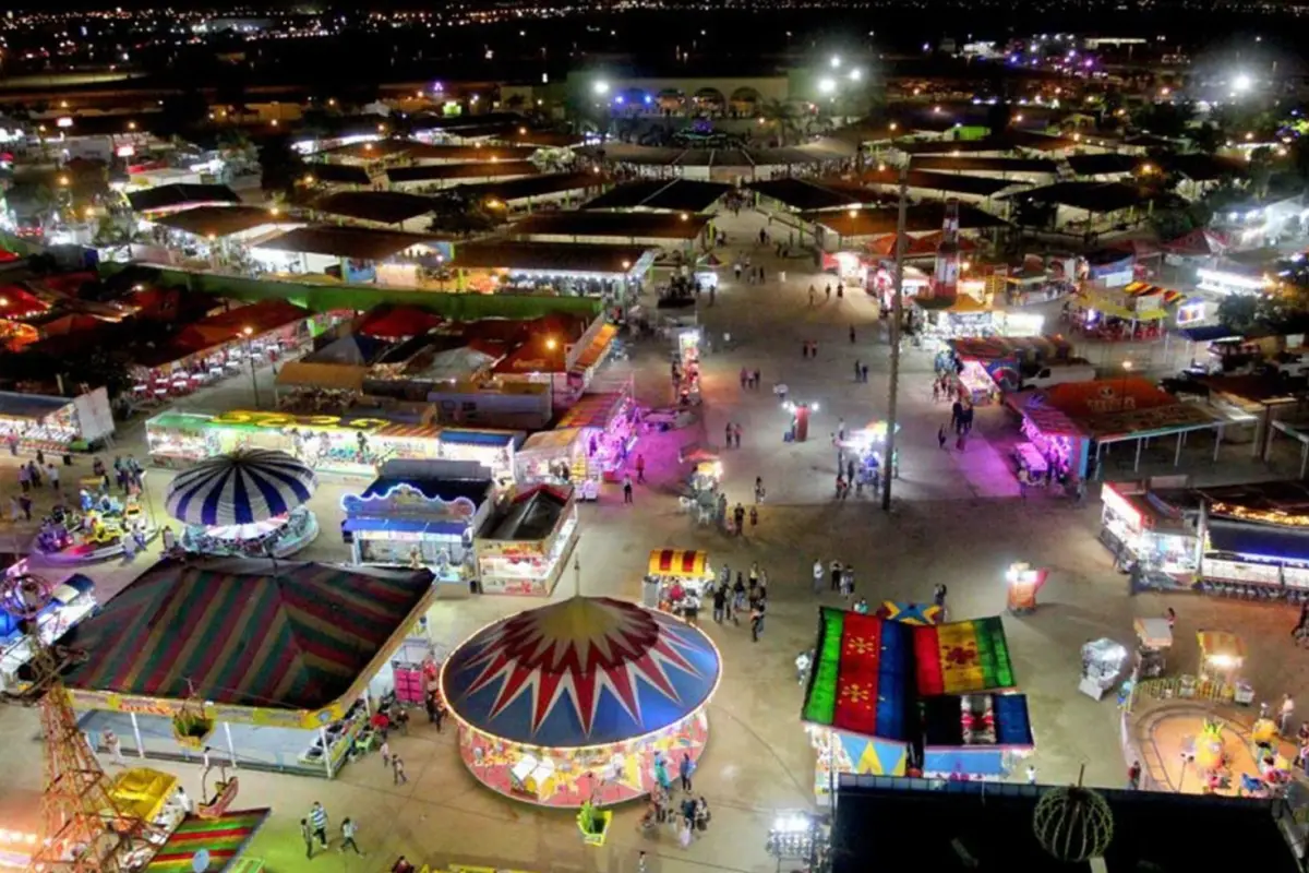 feria ganadera Culiacan Sinaloa Juego mecánico falla y los deja suspendidos a 45 metros de altura, 