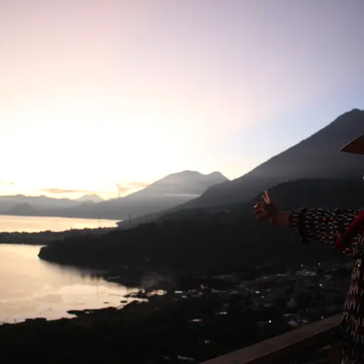 sja Fue durante la década de los 70 cuando que comenzó la actividad turistica en San Jua la Laguna. ,