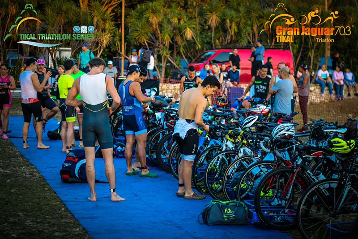 Los competidores se preparan antes de iniciar la prueba de bicicleta. Foto: Tikal Triseries