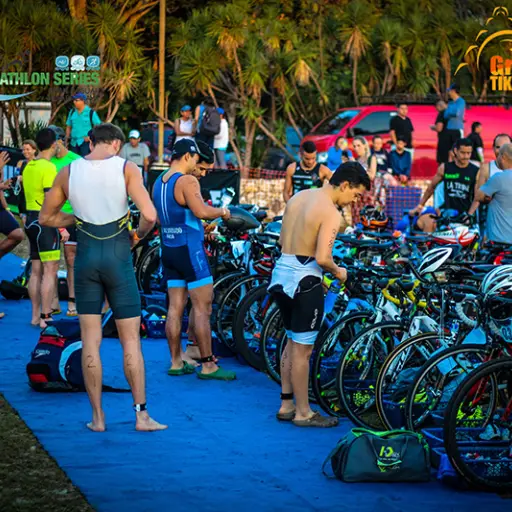 Los competidores se preparan antes de iniciar la prueba de bicicleta. Foto: Tikal Triseries