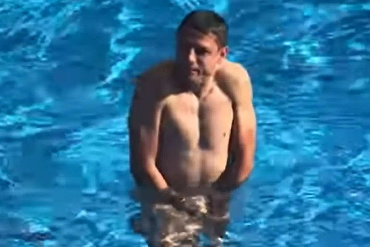 chicharito-hernandez-desnudo-piscina-video-youtube-naked-humans-vlog, 