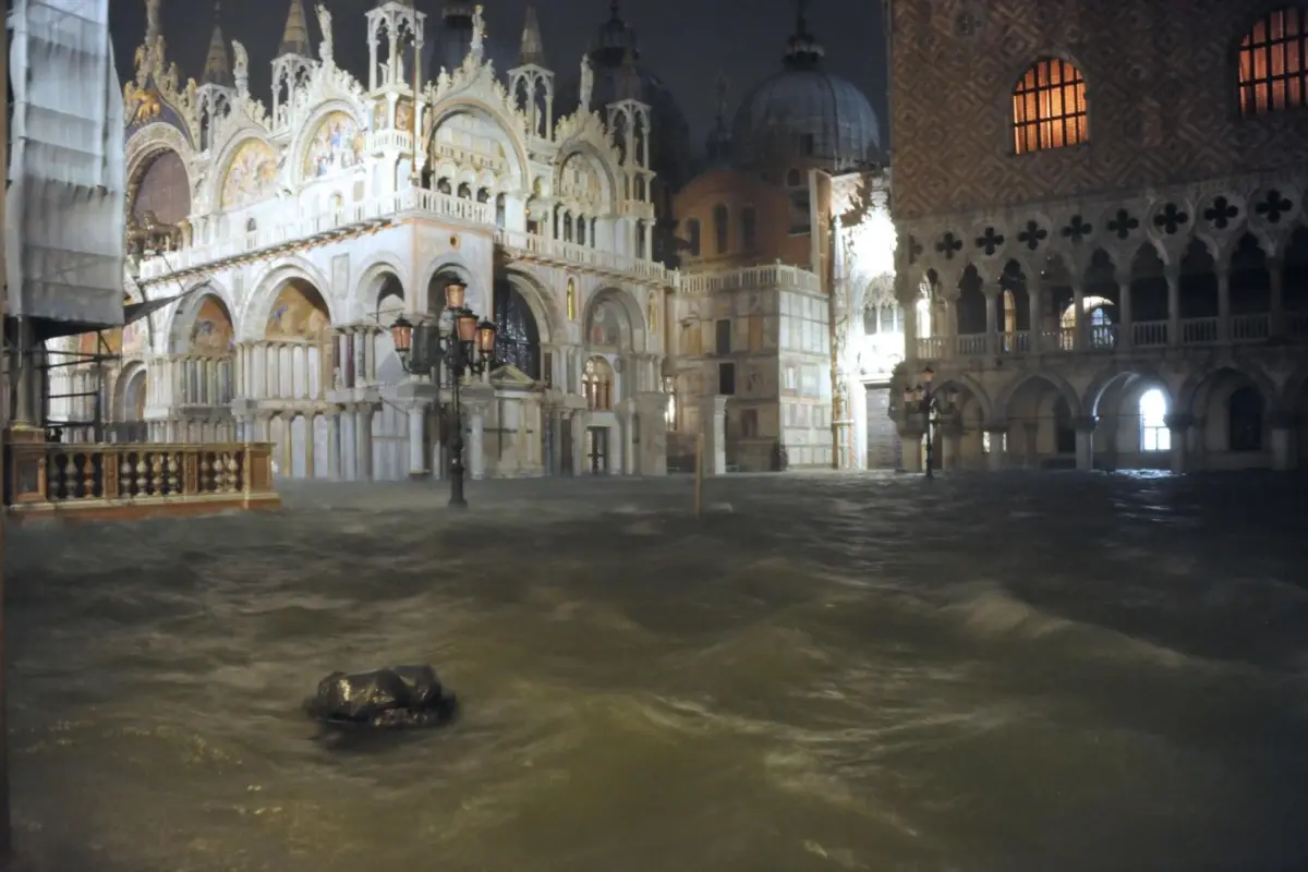 Venice (Italy), 12/11/2019.- General view of the extreme floodwaters in Venice, Italy, 12 November 2019. The high tide has already reached the level of 1,87 meter above sea level. (Italia, Niza, Venecia) EFE/EPA/ANDREA MEROLA BEST QUALITY AVAILABLE