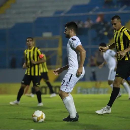 cremas ante Real España ,