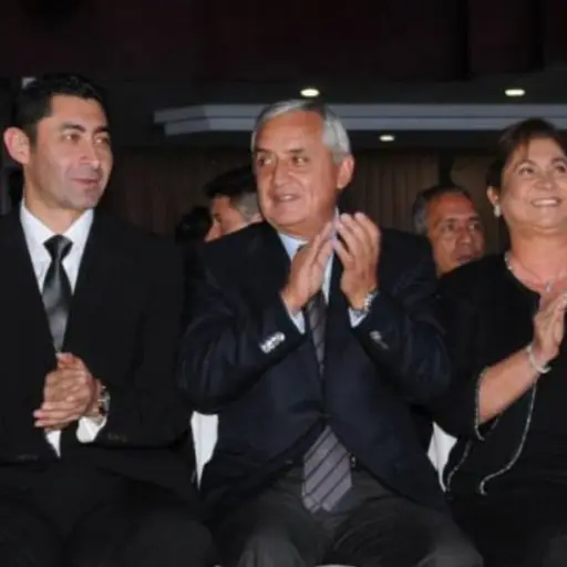 El exjefe edil también estuvo acompañado de su mamá.