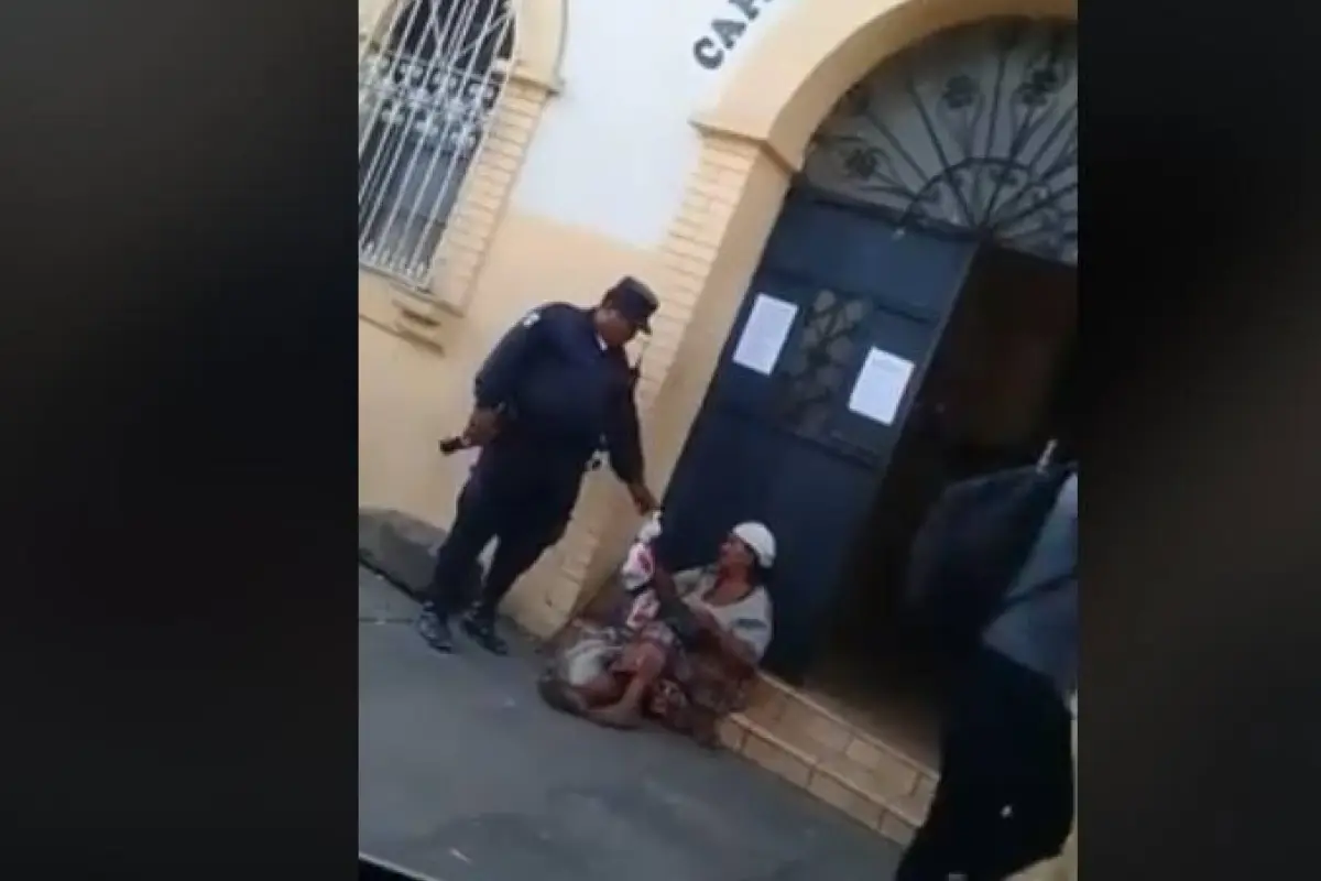 No le estaba quitando su dinero, era su hijo quien le pidió prestado.