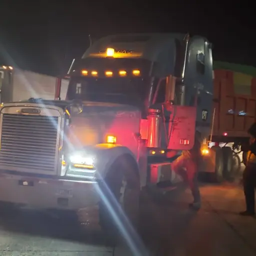 Tráilers provocan caos vehicular ingreso Capital