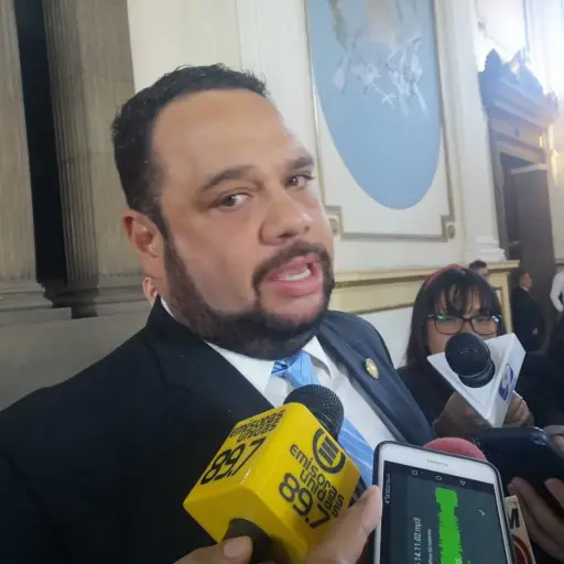 José Luis Benito recibe señalamientos de diputados durante interpelación. ,