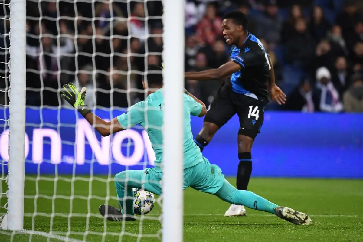 Keylor ataja un remate de un jugador del Bruja. Foto: AFP