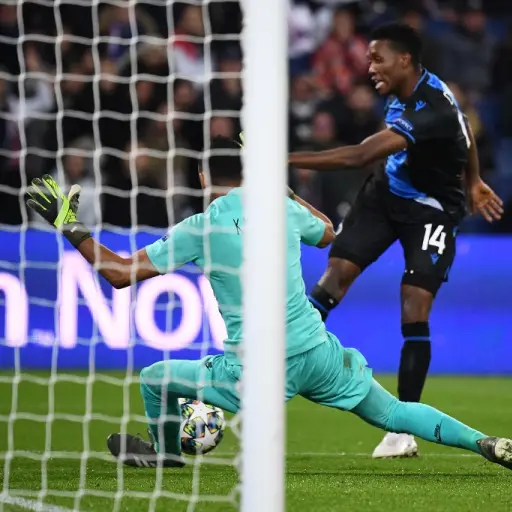 Keylor ataja un remate de un jugador del Bruja. Foto: AFP