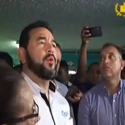 El mandatario hizo un recorrido en el Hospital de Cuilapa.