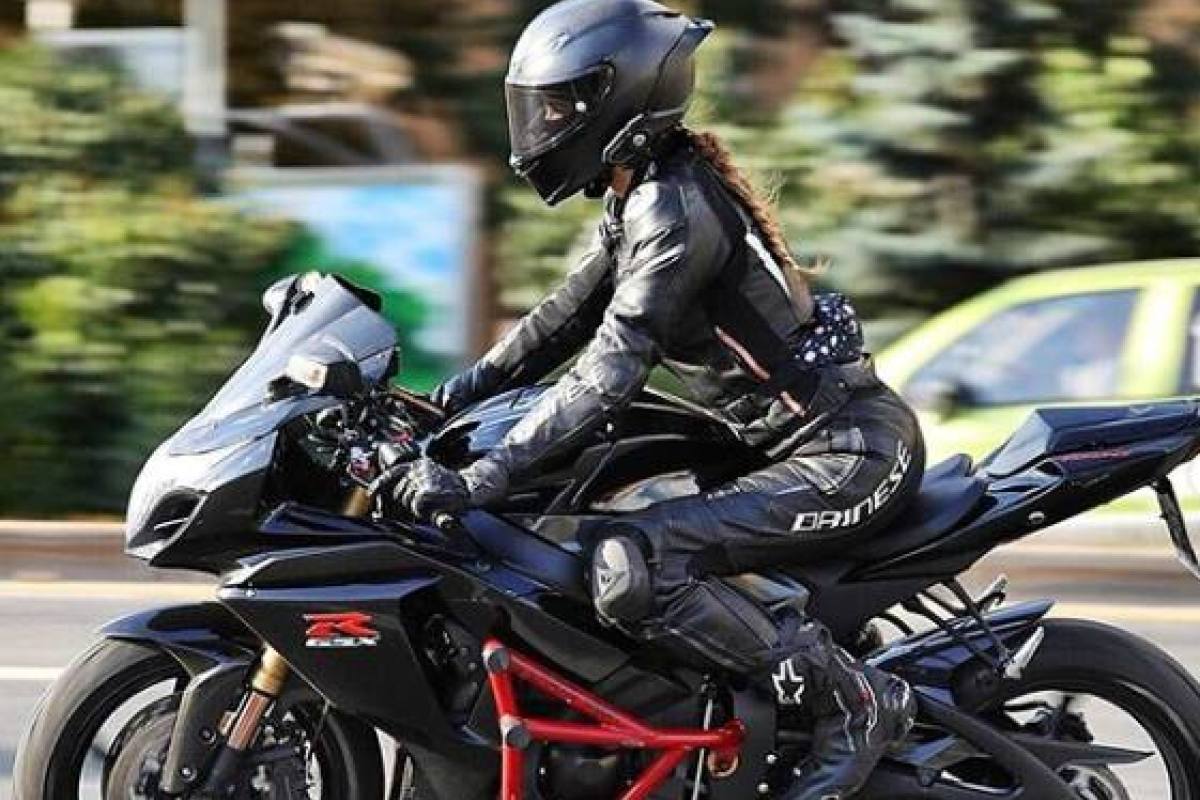 VIDEO: Mujer graba su propio accidente en una moto a 180 km/h
