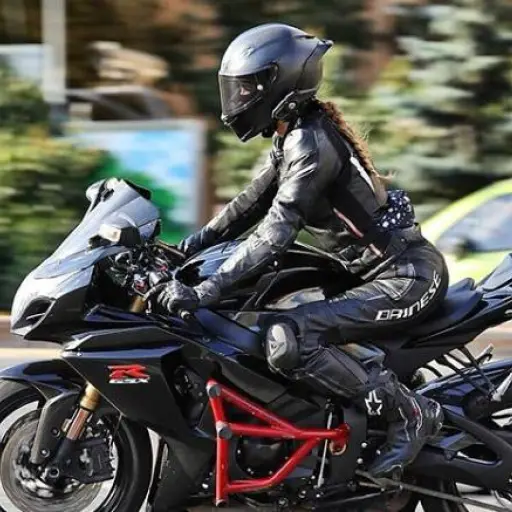 Mujer graba su propio accidente en una moto a 180 km/h