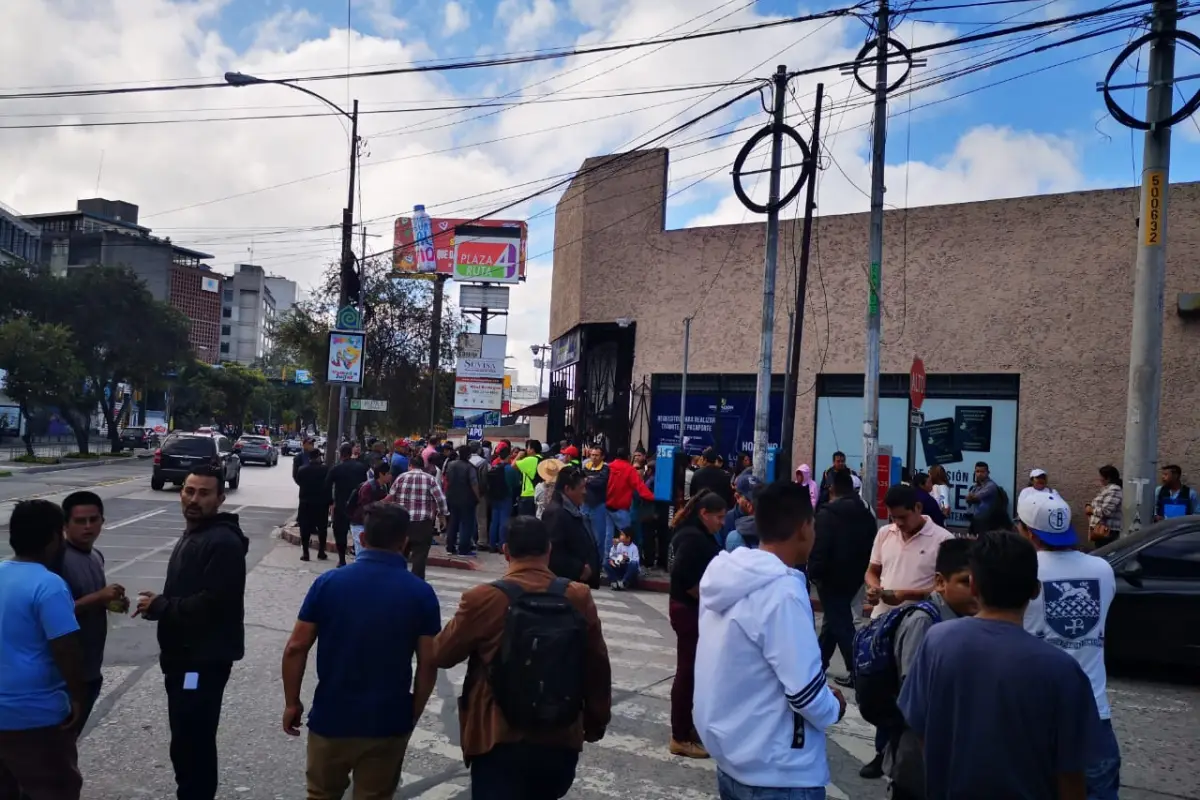 Colapsó el sistema para emitir pasaportes de Migración. Foto: Carlos Álvarez