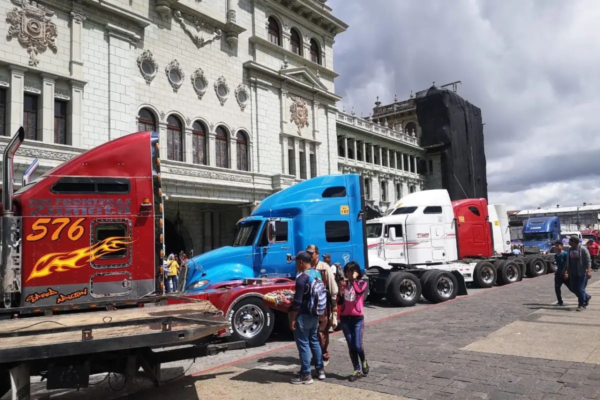 El transporte pesado protesta contra los reductores de velocidad, 