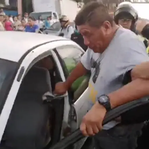 Un conductor en estado de ebriedad forcejeó con varios policías que lo aprehendieron luego de protagonizar un accidente en una calle de Escuintla.