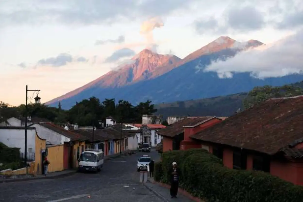 Buscan a turista alemán extraviado en volcán de Fuego, 